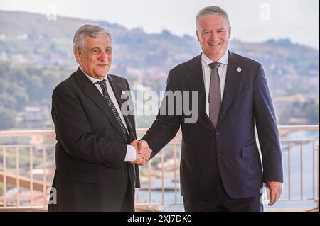 Villa San Giovanni, Italien. Juli 2024. Minister Antonio Tajani (L) begrüßte Mathias Cormann (R), Generalsekretär der Organisation für wirtschaftliche Zusammenarbeit und Entwicklung) am Veranstaltungsort. Das Treffen des Handelsministers der G7-Gruppe traf in Villa San Giovanni im Hotel Altafiumara mit Vertretern der EU-Kommission, der Internationalen Organisation und der Outreach-Länder (Brasilien, Chile, Türkei, Indien, Vietnam, Neuseeland, Kenia und Südkorea). Quelle: SOPA Images Limited/Alamy Live News Stockfoto