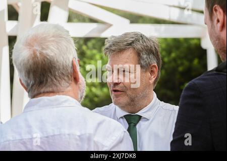 Villa San Giovanni, Italien. Juli 2024. Robert Habeck (C), Bundesminister für Wirtschaft und Klimaschutz, Deutschland) vor Ort gesehen. Das Treffen des Handelsministers der G7-Gruppe traf in Villa San Giovanni im Hotel Altafiumara mit Vertretern der EU-Kommission, der Internationalen Organisation und der Outreach-Länder (Brasilien, Chile, Türkei, Indien, Vietnam, Neuseeland, Kenia und Südkorea). Quelle: SOPA Images Limited/Alamy Live News Stockfoto