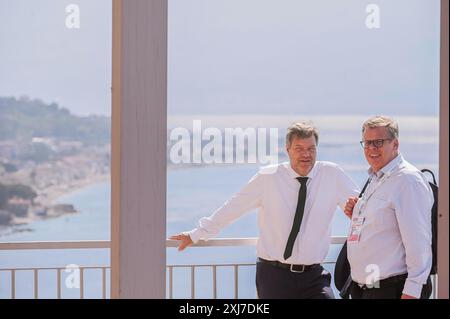 Villa San Giovanni, Italien. Juli 2024. Robert Habeck (Bundesminister für Wirtschaft und Klimaschutz, Deutschland; L) mit einem Gast auf einer Terrasse gesehen. Das Treffen des Handelsministers der G7-Gruppe traf in Villa San Giovanni im Hotel Altafiumara mit Vertretern der EU-Kommission, der Internationalen Organisation und der Outreach-Länder (Brasilien, Chile, Türkei, Indien, Vietnam, Neuseeland, Kenia und Südkorea). Quelle: SOPA Images Limited/Alamy Live News Stockfoto