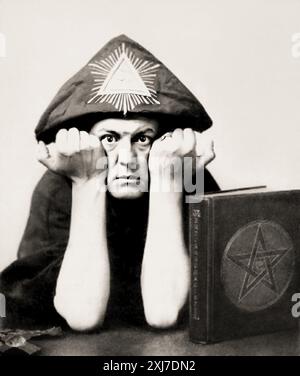 1920 c. , GROSSBRITANNIEN : The british ALEISTER CROWLEY ( geb. Edward Alexander Crowley , 1875 - 1947 ), The Great Beast 666 of Golden Dawn , Satanist , Okkultist, Philosoph , Mystiker , Dichter , Reisende und Schriftsteller . Unbekannter Fotograf. - LETTERATURA - LITERATUR - LETTERATO - POETA - POESIE - POESIE - SATANISTA - SATANISMO - OCCULTISMO - OCCULTISTA - OCCULTO - MAGICK - MAGIA NERA - SCHWARZE MAGIE - ECCENTRICO - EXZENTRISCH - SCRITTORE - LETTERATURA - LITERATUR - LETTERATO - POETA - POESIE - OCCULTISMO - OCCULTISTA - OCCULTO - ECCENTRICO - EXCENTRIC - PARANORMALE - TEOSOFIA - THEOS Stockfoto