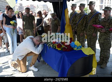 KIEW, UKRAINE - 16. JULI 2024 - die Menschen zollen dem Befehlshaber des Freiwilligen Bataillons der OUN Mykola Kokhanivskyi, der am 10. Juni in der Nähe von Wowtschansk in der Region Charkiw in Maidan Nezalezhnosti, Kiew, Hauptstadt der Ukraine, starb, ihre letzte Ehre. Stockfoto