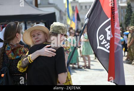 KIEW, UKRAINE - 16. JULI 2024 - die Menschen zollen dem Befehlshaber des Freiwilligen Bataillons der OUN Mykola Kokhanivskyi, der am 10. Juni in der Nähe von Wowtschansk in der Region Charkiw in Maidan Nezalezhnosti, Kiew, Hauptstadt der Ukraine, starb, ihre letzte Ehre. Stockfoto