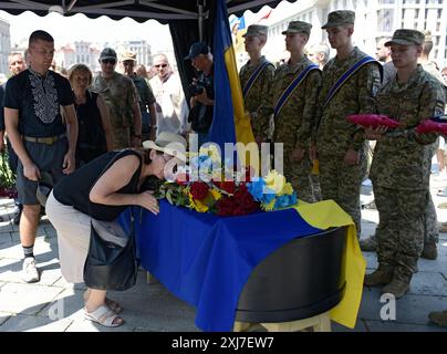 KIEW, UKRAINE - 16. JULI 2024 - die Menschen zollen dem Befehlshaber des Freiwilligen Bataillons der OUN Mykola Kokhanivskyi, der am 10. Juni in der Nähe von Wowtschansk in der Region Charkiw in Maidan Nezalezhnosti, Kiew, Hauptstadt der Ukraine, starb, ihre letzte Ehre. Stockfoto