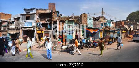 Delhi, Indien - 08. April 2012: Panoramablick auf einen Teil von Slumhäusern und Einwohnern in Alt-Delhi. Stockfoto