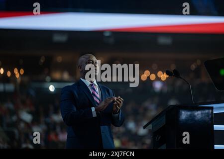 Milwaukee, Usa. Juli 2024. Der US-Senator Tim Scott (Republikaner von South Carolina) spricht am Montag, den 15. Juli 2024, auf der Republican National Convention in Milwaukee, WI, USA, auf dem Fiserv Forum. Scott war Berichten zufolge in der Mischung für einen möglichen Vizepräsidenten für den ehemaligen Präsidenten Trump, verlor aber letztlich gegen den US-Senator JD Vance (Republikaner von Ohio). Foto: Annabelle Gordon/CNP/ABACAPRESS. COM Credit: Abaca Press/Alamy Live News Stockfoto