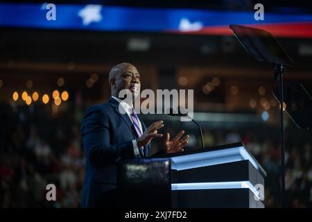 Milwaukee, Usa. Juli 2024. Der US-Senator Tim Scott (Republikaner von South Carolina) spricht am Montag, den 15. Juli 2024, auf der Republican National Convention in Milwaukee, WI, USA, auf dem Fiserv Forum. Scott war Berichten zufolge in der Mischung für einen möglichen Vizepräsidenten für den ehemaligen Präsidenten Trump, verlor aber letztlich gegen den US-Senator JD Vance (Republikaner von Ohio). Foto: Annabelle Gordon/CNP/ABACAPRESS. COM Credit: Abaca Press/Alamy Live News Stockfoto