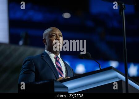 Milwaukee, Usa. Juli 2024. Der US-Senator Tim Scott (Republikaner von South Carolina) spricht am Montag, den 15. Juli 2024, auf der Republican National Convention in Milwaukee, WI, USA, auf dem Fiserv Forum. Scott war Berichten zufolge in der Mischung für einen möglichen Vizepräsidenten für den ehemaligen Präsidenten Trump, verlor aber letztlich gegen den US-Senator JD Vance (Republikaner von Ohio). Foto: Annabelle Gordon/CNP/ABACAPRESS. COM Credit: Abaca Press/Alamy Live News Stockfoto