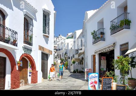 Straßenszene, Frigiliana, Costa Del Sol, Provinz Malaga, Andalusien, Spanien Stockfoto