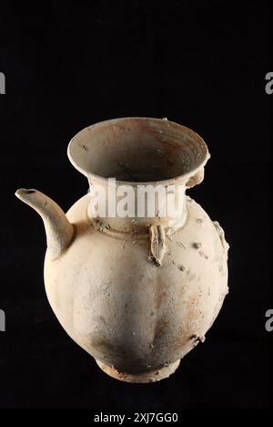 Chinesische Keramikwaren, bekannt als „Yue Ware“, unbewässert vom 9. Bis 10. Jahrhundert Cirebon Schiffswrack, das 2003 in der Java-See, West-Java, Indonesien, gefunden wurde. Stockfoto