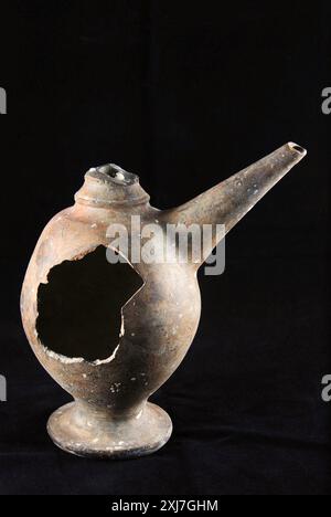 Chinesische Keramikwaren, bekannt als „Yue Ware“, unbewässert vom 9. Bis 10. Jahrhundert Cirebon Schiffswrack, das 2003 in der Java-See, West-Java, Indonesien, gefunden wurde. Stockfoto