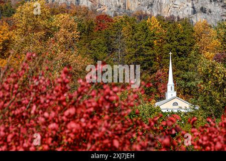 Chimney Rock Baptist Church mit weißem Kirchturm im Herbstlaub in Lake Lure, North Carolina. (USA) Stockfoto