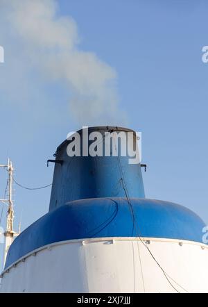 Rauch aus dem Schornstein eines großes Passagierschiff Stockfoto