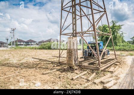 Pfahlfahrer auf der Baustelle des Hauses Stockfoto