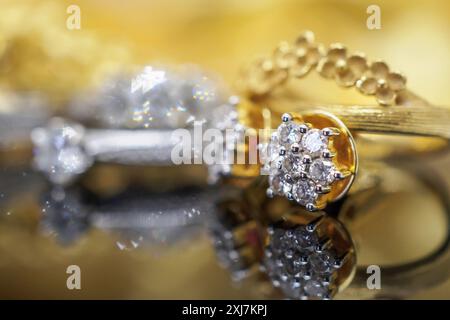 Luxus Gold Schmuck Diamant Ohrringe mit Reflexion auf schwarzem Hintergrund Stockfoto