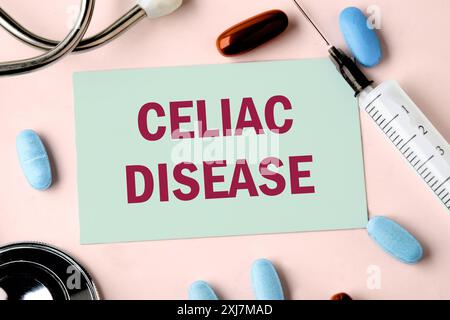 Glutenfreies Zöliakie-Konzept. Worte ZÖLIAKIE auf der Visitenkarte in einer Zusammensetzung mit Stethoskop, Pillen und Spritze. Stockfoto