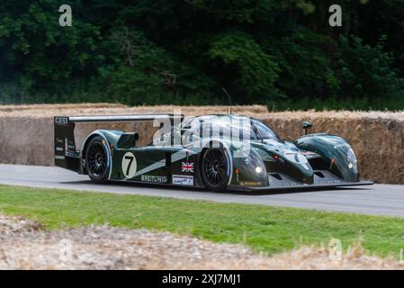 2003 Bentley Speed 8 beim Motorsport-Event Goodwood Festival of Speed 2024 in West Sussex, Großbritannien, auf der Bergsteigerstrecke Stockfoto