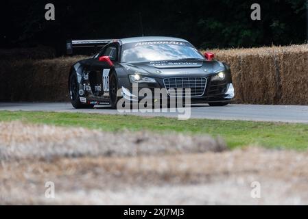 2010 Audi R8 LMS GT3 beim Motorsport-Event Goodwood Festival of Speed 2024 in West Sussex, Großbritannien, auf der Bergsteigerstrecke Stockfoto