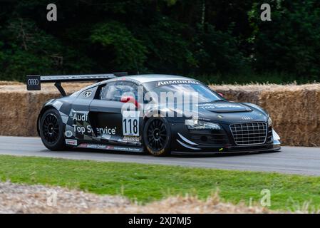 2010 Audi R8 LMS GT3 beim Motorsport-Event Goodwood Festival of Speed 2024 in West Sussex, Großbritannien, auf der Bergsteigerstrecke Stockfoto