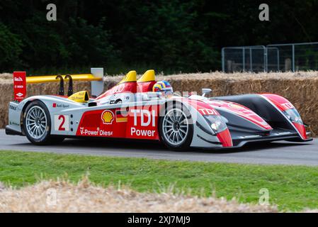 2006 beim Goodwood Festival of Speed 2024 Motorsport Event in West Sussex, Großbritannien, fährt der Audi R10 TDI sportlicher Prototyp des Rennwagens auf der Bergsteigerstrecke Stockfoto