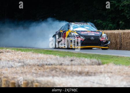 2015 Lexus RC-F Drift Car, der beim Goodwood Festival of Speed 2024 Motorsport Event in West Sussex, Großbritannien, auf der Bergsteigerstrecke fährt Stockfoto