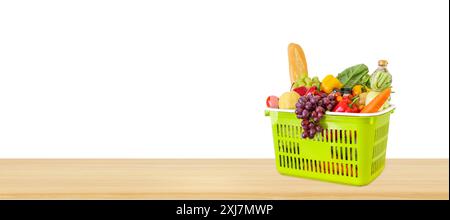 Frisches Obst und Gemüse Lebensmittelprodukt im grünen Warenkorb auf Holztischplatte isoliert auf weißem Hintergrund Stockfoto