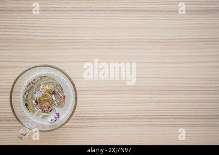 Reinigung Vintage Schmuck Diamant Ring und Armband in Glas auf Holztischhintergrund Stockfoto
