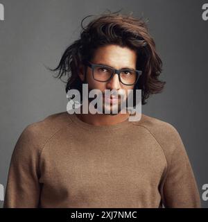 Mann, Porträt und Mode mit Hipster, modernem und lässigem Stil mit Brille eines kreativen Schriftstellers. Brillen, Selbstvertrauen und Schreiberprofi von Stockfoto
