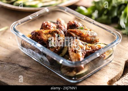 Gegrillte Hähnchenflügel in einer Glasschale, bereit zum späteren Essen. Stockfoto