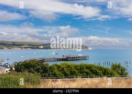 Blick auf Swanage Bay und Pier im Sommer, Dorset, Großbritannien Stockfoto