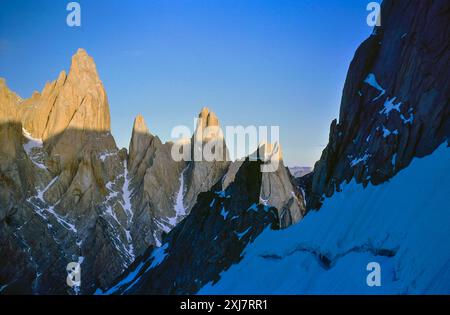 Blick nach Osten vom Cerro Torre in Richtung zerklüftete Gipfel im letzten Abend Golden Hour Light, im Los Glaciares Nationalpark, Patagonien, Provinz Santa Cruz, Argentinien, Südamerika. Dezember 1992. Stockfoto