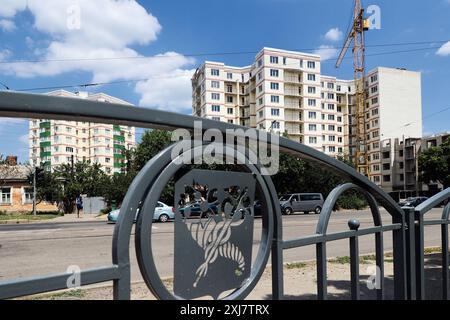 CHARKIW, UKRAINE - 12. JULI 2024 - das Wappen von Charkiw ziert den Zaun in der Nähe der Baustelle eines Wohnblocks in Charkiw, Nordost-Ukraine. Stockfoto