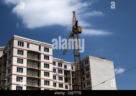 CHARKIW, UKRAINE - 12. JULI 2024 - Ein Turmkran befindet sich auf der Baustelle eines Wohnblocks in Charkiw, Nordostukraine. Stockfoto