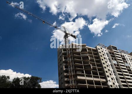 CHARKIW, UKRAINE - 12. JULI 2024 - Ein Turmkran befindet sich in einem Wohnblock im Bau, Charkiw, Nordostukraine. Stockfoto
