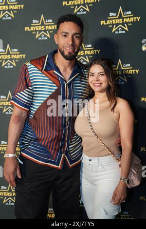 Arlington, Usa. Juli 2024. Robert Suarez und seine Frau Noemi Suarez besuchen den roten Teppich der 2024 Players Party, die von der Major League Baseball Players Association (MLBPA), Lids und Topps im AT&T Stadium in Arlington, Texas, am Montag, den 15. Juli 2024 veranstaltet wird. Die Veranstaltung ist Teil der MLB All-Star-Woche. (Foto: Javier Vicencio/Eyepix Group) (Foto: Eyepix/NurPhoto) Credit: NurPhoto SRL/Alamy Live News Stockfoto