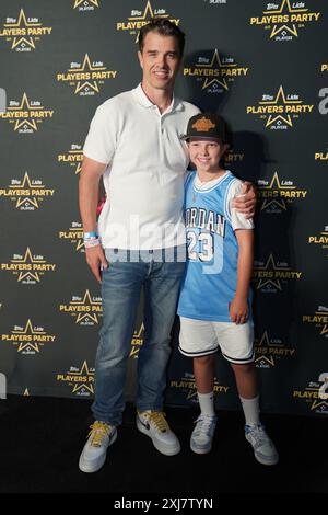 Arlington, Usa. Juli 2024. Mike Mahan und Son Lincoln, CEO von Fanatics Collectibles, besuchen den roten Teppich der 2024 Players Party, die von der Major League Baseball Players Association (MLBPA), Lids und Topps im AT&T Stadium in Arlington, Texas, am Montag, den 15. Juli 2024 veranstaltet wird. Die Veranstaltung ist Teil der MLB All-Star-Woche. (Foto: Javier Vicencio/Eyepix Group) (Foto: Eyepix/NurPhoto) Credit: NurPhoto SRL/Alamy Live News Stockfoto