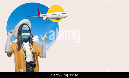 Eine Frau posiert mit einer Kamera und zeigt auf ein Flugzeug am Himmel. Das Bild hat einen Strand- und Ozeanhintergrund, was es entspannt und gemütlich macht Stockfoto