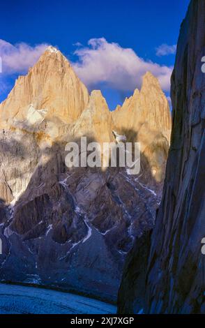 Letzte Abendsonne auf dem Mount Fitz Roy (oben links), 3405 m, vom Cerro Torre im Los Glaciares Nationalpark, Patagonia, Provinz Santa Cruz, Argentinien, Südamerika. Januar 1993. Stockfoto