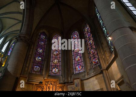 Glasmalerei in der St.-Martin-Kathedrale von Ypern die restaurierte mittelalterliche Kirche nach ihrer Zerstörung im Ersten Weltkrieg Stockfoto