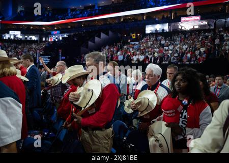 Milwaukee, Usa. Juli 2024. Die Teilnehmer beten am 16. Juli 2024 auf dem Republican National Convention in Milwaukee, WI, USA, beim Fiserv Forum. Donald Trumps besiegte Rivalen um die republikanische Nominierung 2024 auf der Bühne, um sein Lob auf dem Parteitag am Dienstagabend zu singen. Aus seiner Box direkt über dem Kongresssaal lächelte Trump manchmal, als er seine ehemaligen Gegner Nikki Haley, Ron DeSantis und Vivek Ramaswamy ihre volle Unterstützung für seine Kandidatur zum Ausdruck brachte. Foto: Annabelle Gordon/CNP/ABACAPRESS. COM Credit: Abaca Press/Alamy Live News Stockfoto