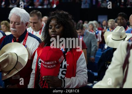 Milwaukee, Usa. Juli 2024. Die Teilnehmer beten am 16. Juli 2024 auf dem Republican National Convention in Milwaukee, WI, USA, beim Fiserv Forum. Donald Trumps besiegte Rivalen um die republikanische Nominierung 2024 auf der Bühne, um sein Lob auf dem Parteitag am Dienstagabend zu singen. Aus seiner Box direkt über dem Kongresssaal lächelte Trump manchmal, als er seine ehemaligen Gegner Nikki Haley, Ron DeSantis und Vivek Ramaswamy ihre volle Unterstützung für seine Kandidatur zum Ausdruck brachte. Foto: Annabelle Gordon/CNP/ABACAPRESS. COM Credit: Abaca Press/Alamy Live News Stockfoto