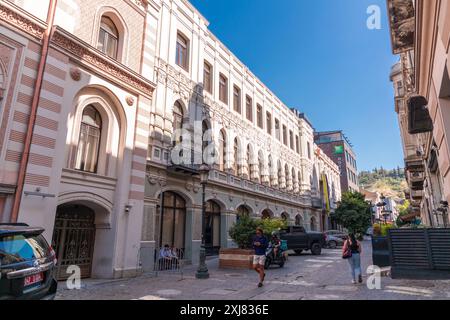 Tiflis, Georgien - 24. JUNI 2024: Straßenblick und traditionelle Architektur in der Altstadt von Tiflis, Georgien. Stockfoto