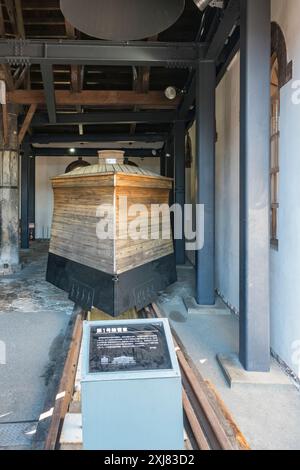 Restaurierter Schneepflug für Lokomotiven in den Motorschuppen der ehemaligen Temiya Railway Facility, Otaru Museum, Otaru, Japan Stockfoto