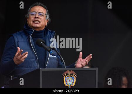 Bogota, Kolumbien. Juli 2024. Der kolumbianische Präsident Gustavo Petro hält am 16. Juli 2024 auf der Plaza de Bolivar in Bogota, Kolumbien, eine Rede, nachdem er die Gesetzesvorlage zur Sanktion der Rentenreform unterzeichnet hatte. Foto: Cristian Bayona/Long Visual Press Credit: Long Visual Press/Alamy Live News Stockfoto