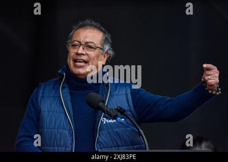 Bogota, Kolumbien. Juli 2024. Der kolumbianische Präsident Gustavo Petro hält am 16. Juli 2024 auf der Plaza de Bolivar in Bogota, Kolumbien, eine Rede, nachdem er die Gesetzesvorlage zur Sanktion der Rentenreform unterzeichnet hatte. Foto: Cristian Bayona/Long Visual Press Credit: Long Visual Press/Alamy Live News Stockfoto