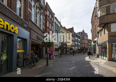 Venlo, Niederlande - 25. September 2023: Blick auf die Altstadt Venlo mit Fußgängern, Cafés und Geschäften in der niederländischen Stadt Venlo, Niederlande. Stockfoto