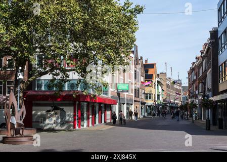 Venlo, Niederlande - 25. September 2023: Blick auf die Altstadt Venlo mit Fußgängern, Cafés und Geschäften in der niederländischen Stadt Venlo, Niederlande. Stockfoto