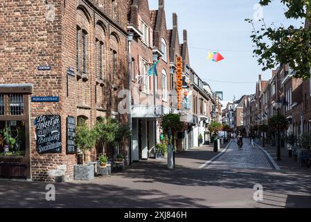 Venlo, Niederlande - 25. September 2023: Straßenblick auf die Altstadt Venlo mit Cafés und Geschäften in der niederländischen Stadt Venlo, Niederlande. Stockfoto