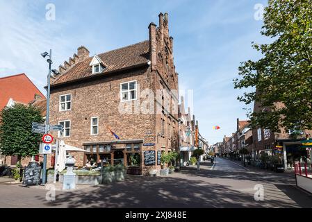 Venlo, Niederlande - 25. September 2023: Straßenblick auf die Altstadt Venlo mit Cafés und Geschäften in der niederländischen Stadt Venlo, Niederlande. Stockfoto