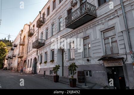 Tiflis, Georgien - 24. JUNI 2024: Straßenblick und traditionelle Architektur in der Altstadt von Tiflis, Georgien. Stockfoto