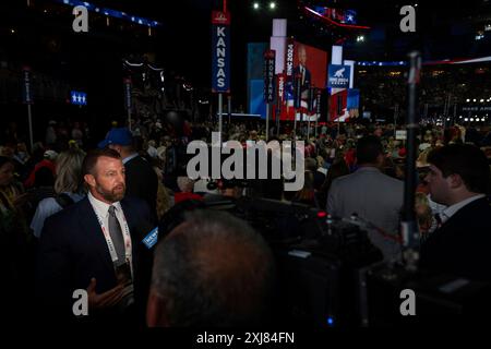 Der US-Senator Markwayne Mullin (Republikaner von Oklahoma) gibt ein Interview auf der Republican National Convention in Milwaukee, Wisconsin, am Dienstag, den 16. Juli 2024. Quelle: Annabelle Gordon/CNP Stockfoto